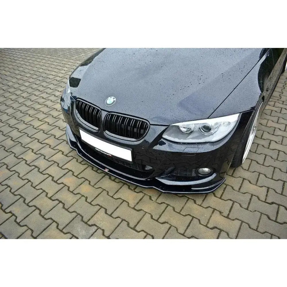 Frontleppe V.2 på sort BMW 3 E92 M-Pack Facelift, sett skrått ovenfra med vanndråper på panseret.