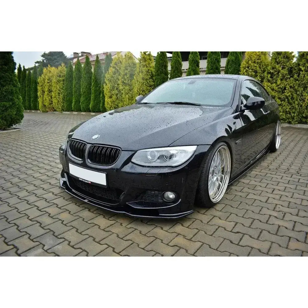 Frontspoiler på BMW 3 E92 M-Pack Facelift V.2 sett forfra fra venstre med blanke felger.