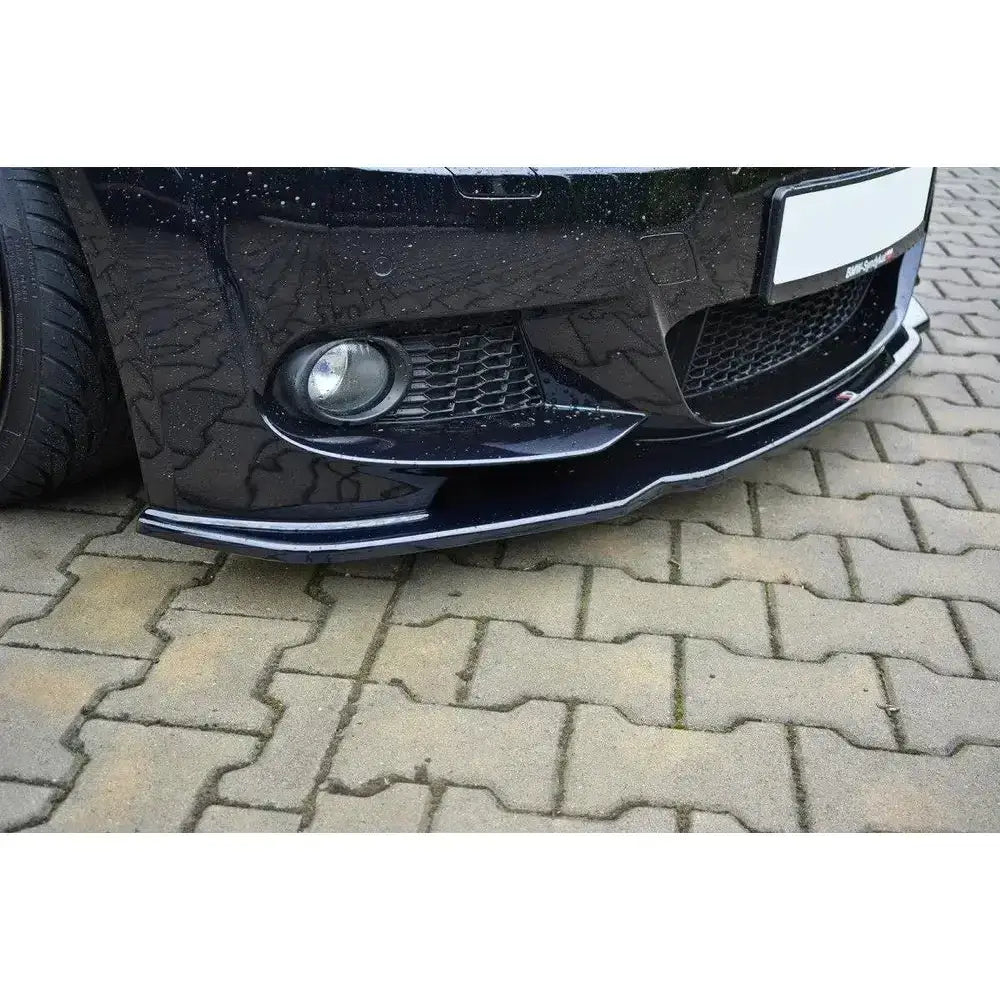 Frontsplitter til BMW 3 E92 M-Pack Facelift i sort blank plast, montert foran med synlige grilldetaljer.