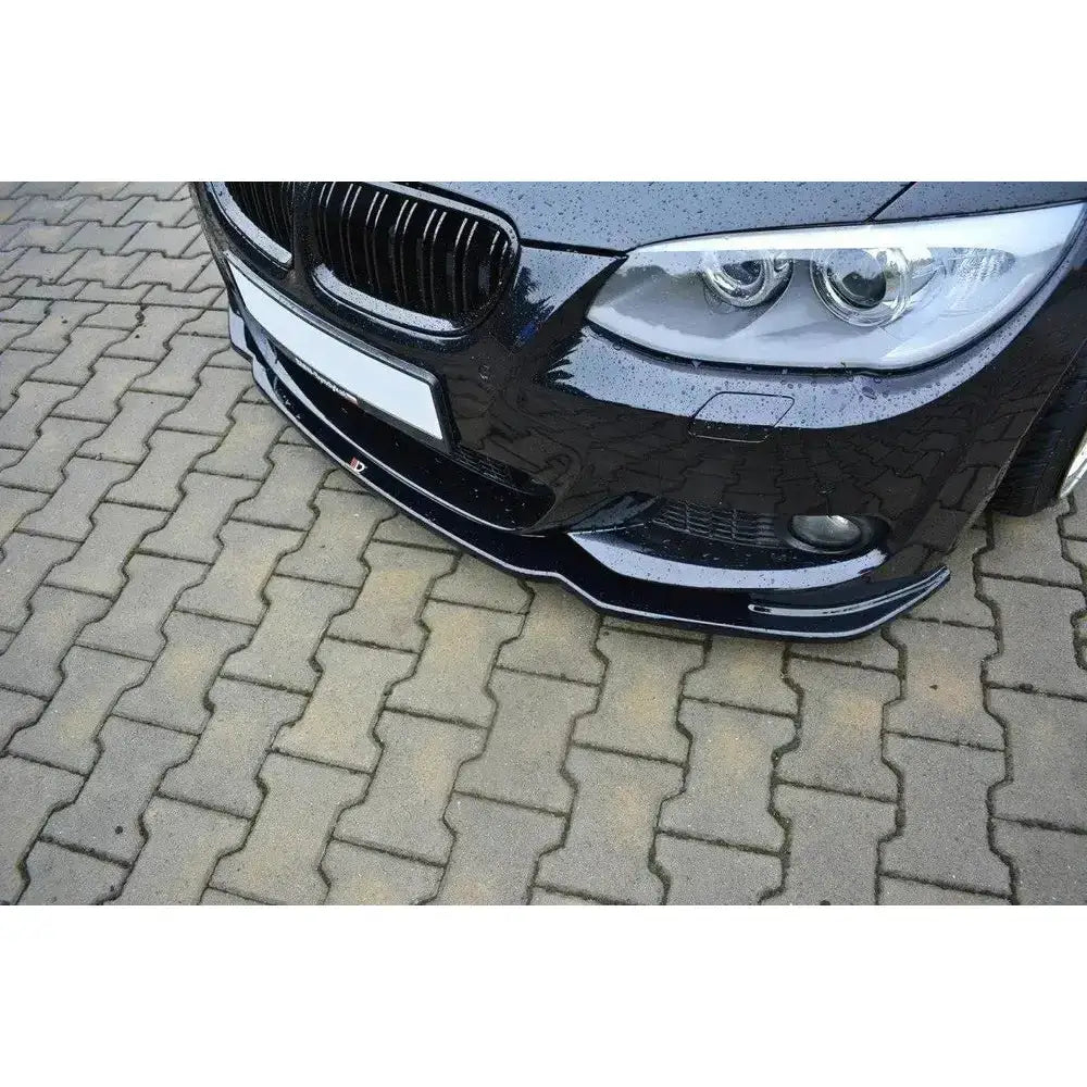 Front splitter på BMW 3 E92 M-Pack Facelift med blank finish og doble frontlykter, sett skrått ovenfra.