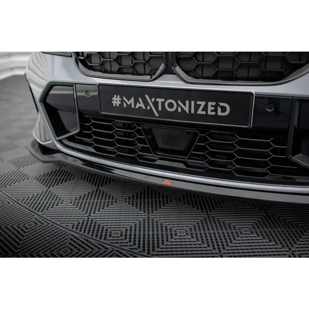 Frontsplitter til BMW 3 M340i V.2 i sort glanset plast med bikubemønstret grill og nummerskilt.