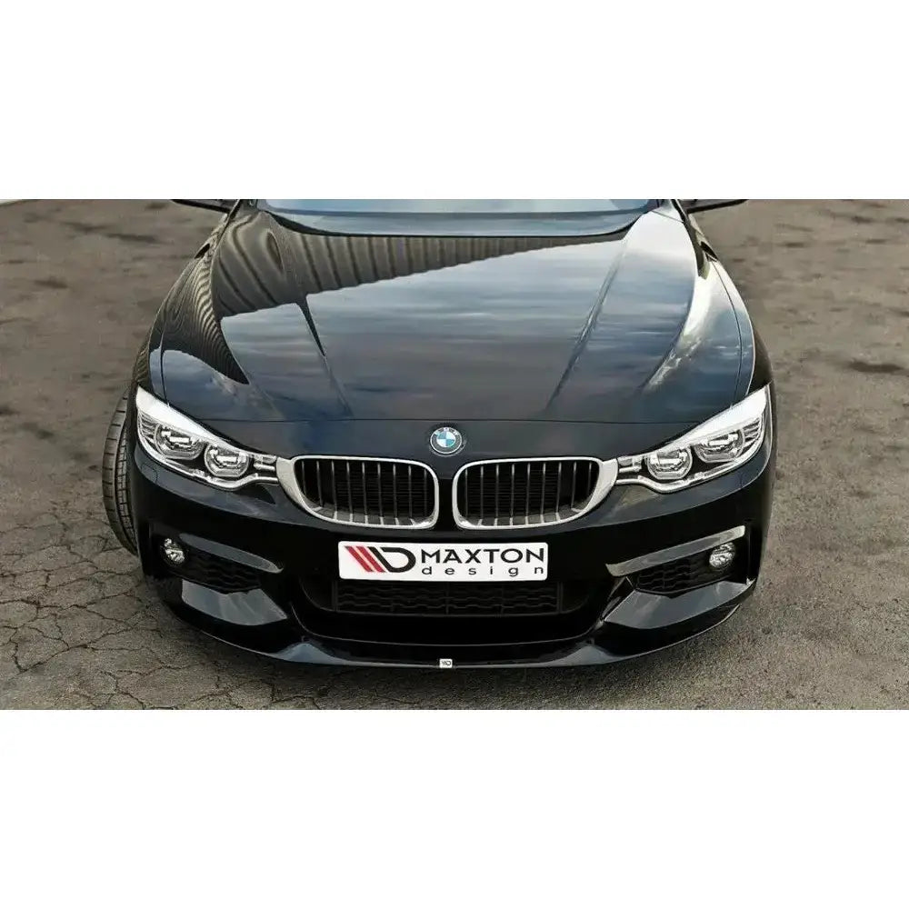 Frontsplitter til BMW 4 F32 M-Pack GTS-look vist rett forfra med kromgrill og Maxton Design-skilt.