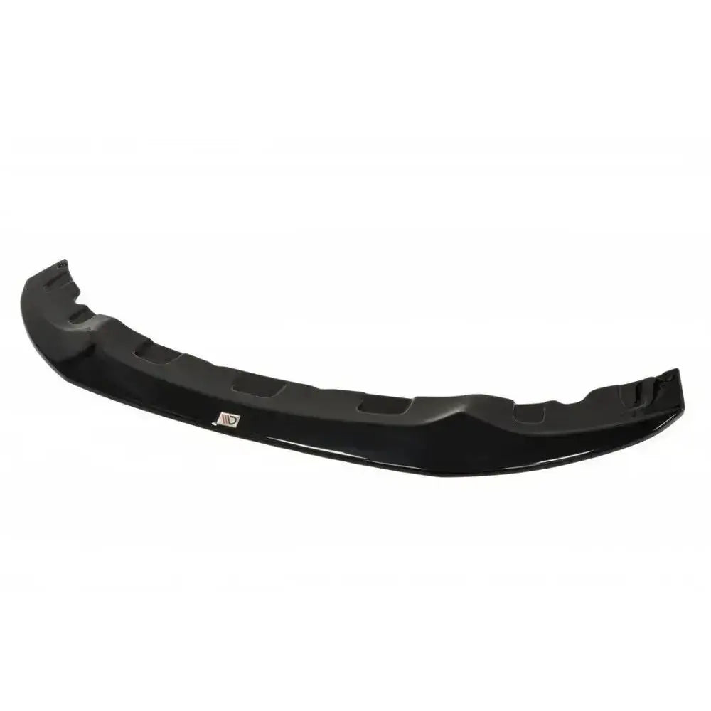 Frontleppe V.2 BMW 4 F32 M-Pack i sort plast med blank finish, sett skrått ovenfra med logo i midten.