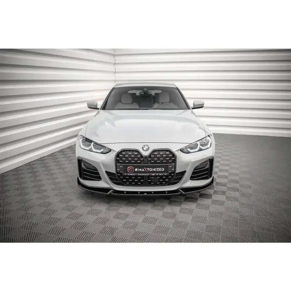 Frontspoiler på BMW 4 Gran Coupe G26 M-Pack, hvit bil med sort grill og markert frontleppe.