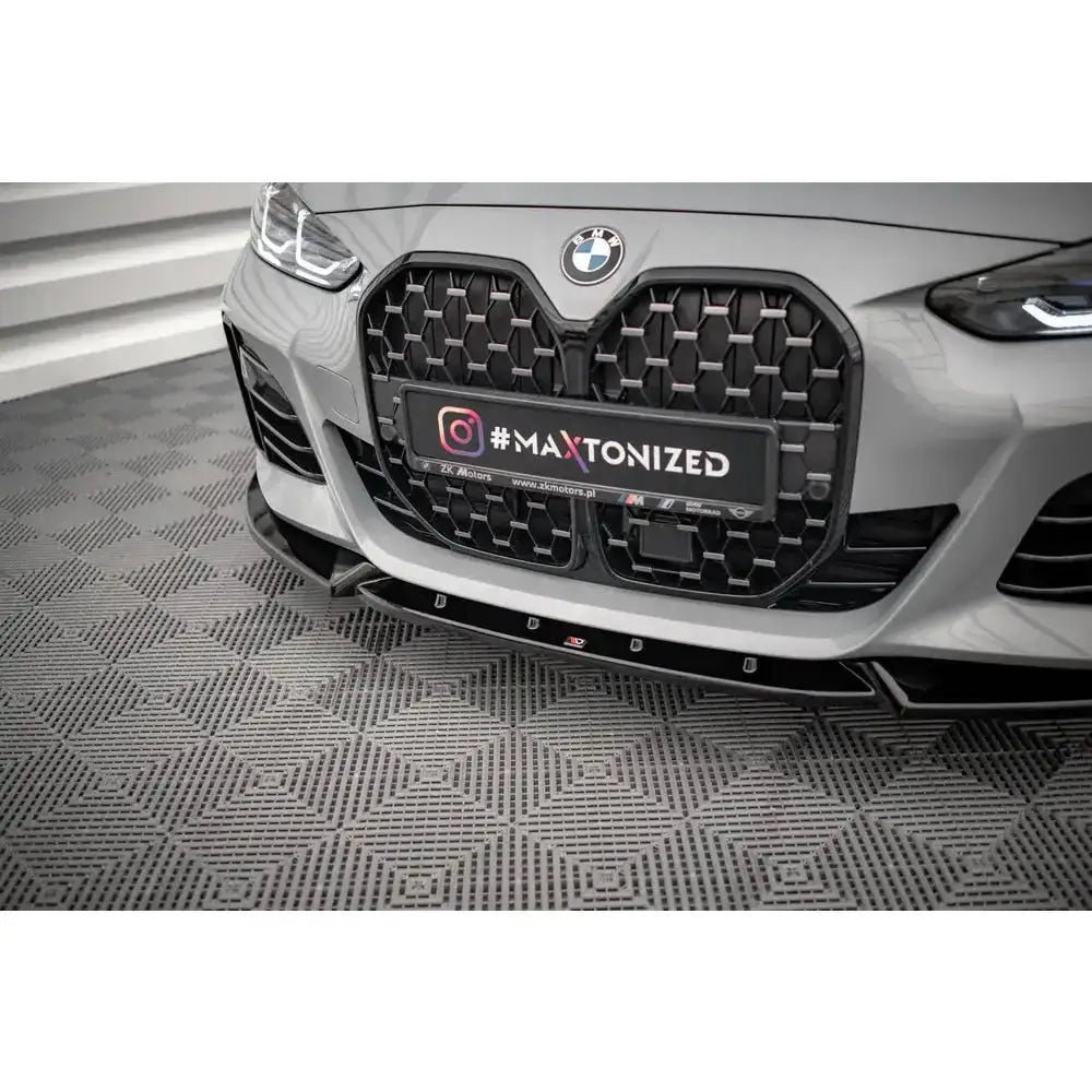 Frontsplitter til BMW 4 Gran Coupe G26, sort med detaljer, montert på grå bil med bikubemønstret grill.