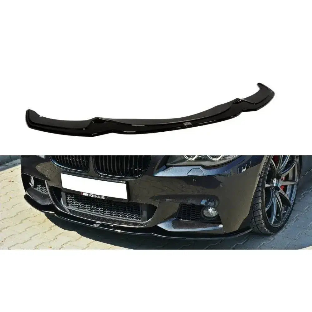 Frontleppe V.2 til BMW 5 F10/F11 Mpack i sort blank plast, vist på bil og mot hvit bakgrunn.