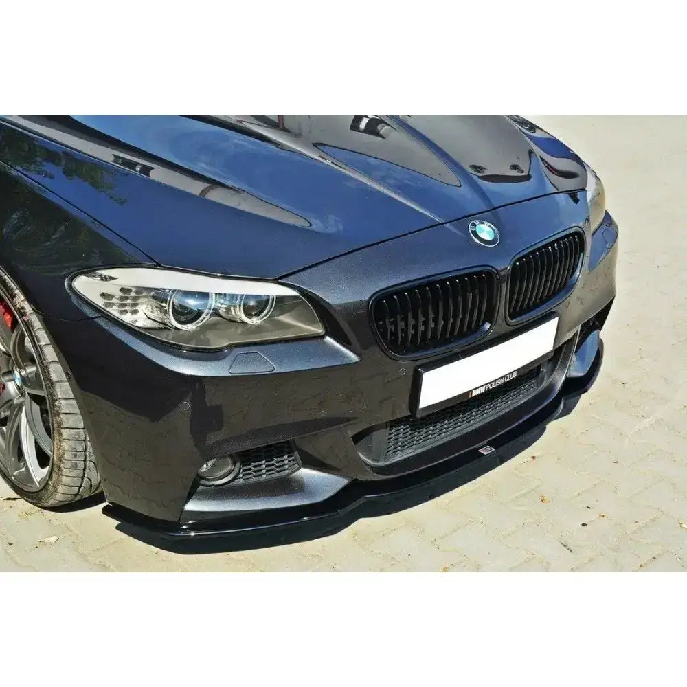 Front lip på sort BMW 5 F10/F11 Mpack med blank frontsplitter og markerte grilldetaljer sett forfra fra venstre.