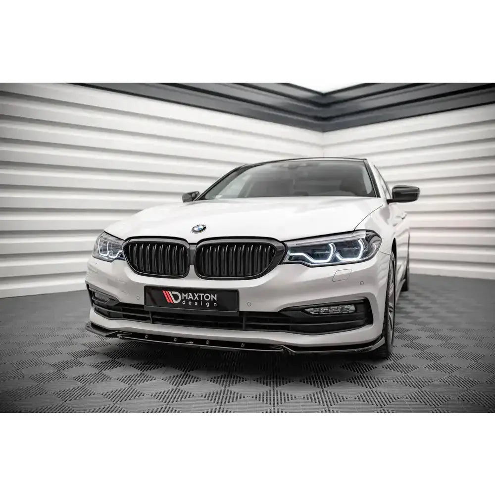 Frontsplitter på BMW 5 G30 V.2, hvit bil med svart frontspoiler og skarpe LED-lykter.