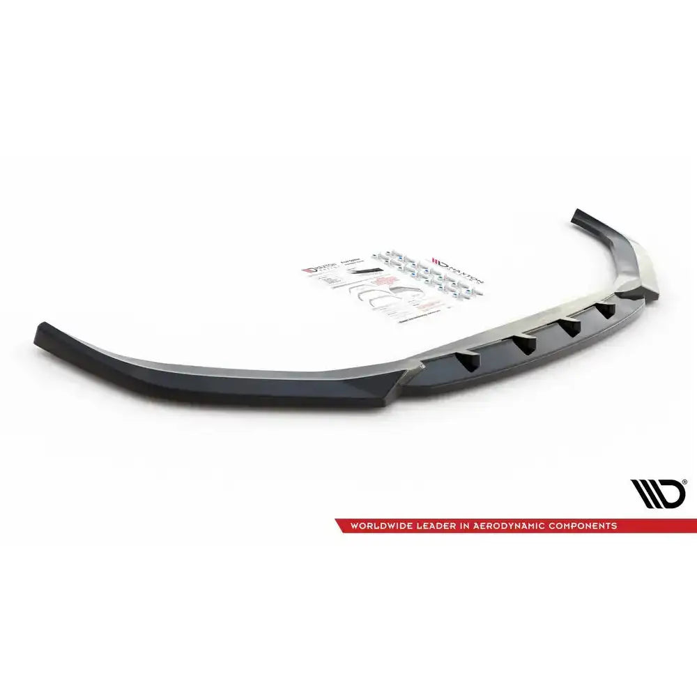 Front splitter til BMW 5 G30 V.2 i svart plast med finner, monteringssett og instruksjoner på hvit bakgrunn.