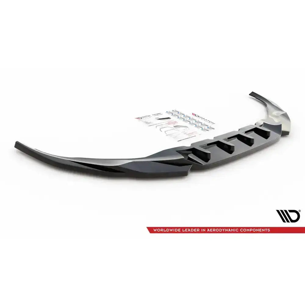 Front lip til BMW 7 G11 M-Pack Facelift V.2, sort plastdel sett skrått ovenfra med monteringsutstyr.