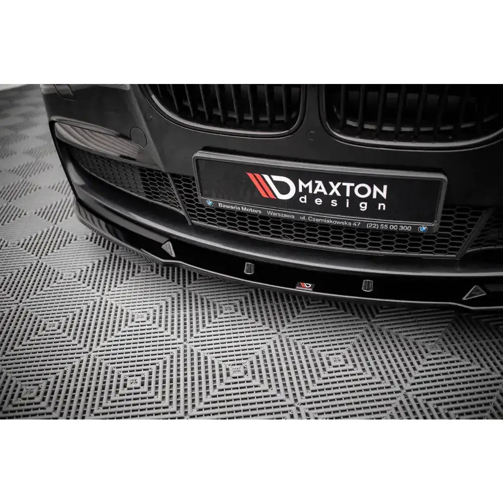 Frontsplitter på BMW 7 M-Pack F01 med blank sort finish og Maxton-logo på nummerskiltet.