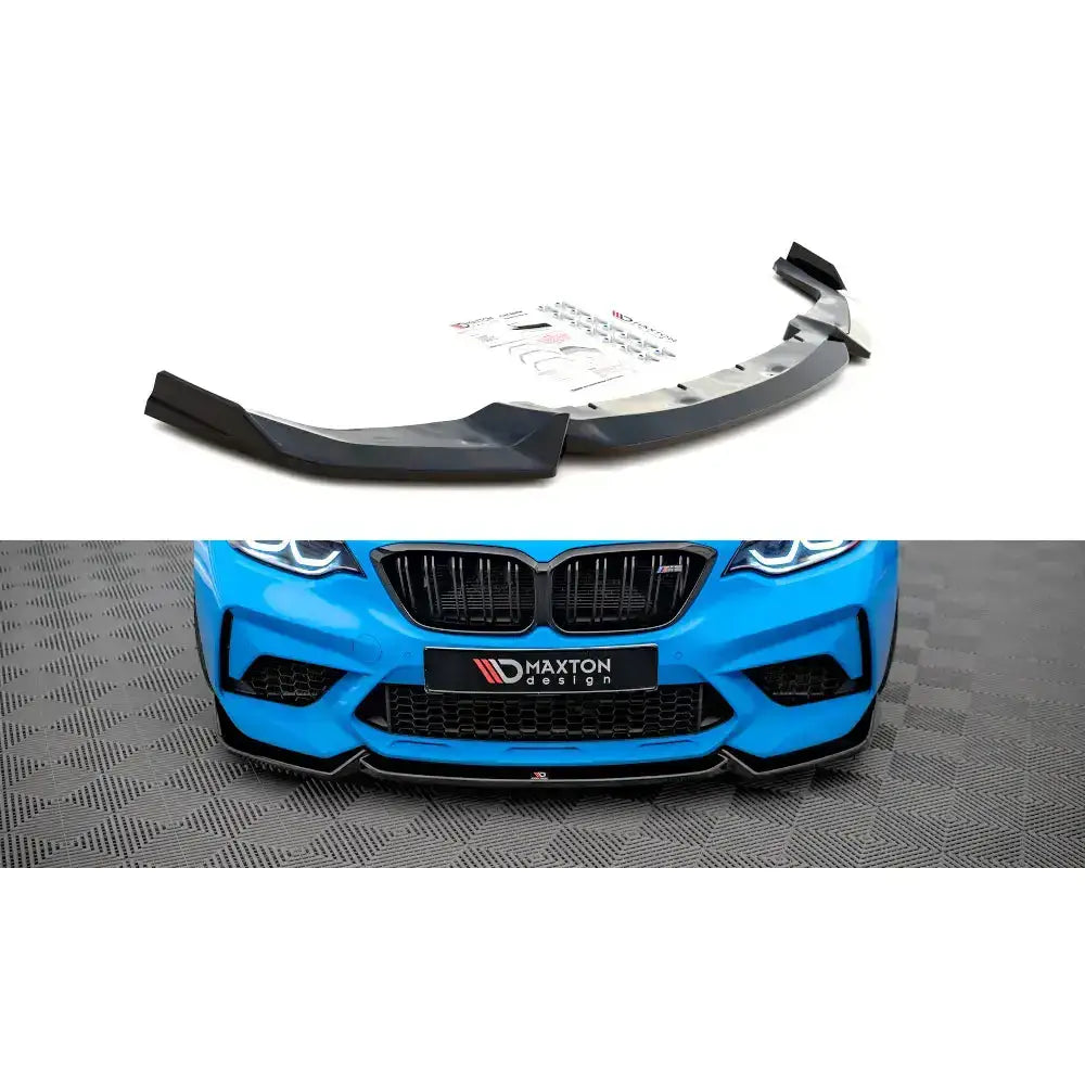 Frontleppe til BMW M2 Competition F87 V.2, sort plast vist separat og montert på blå bil, med monteringsutstyr.