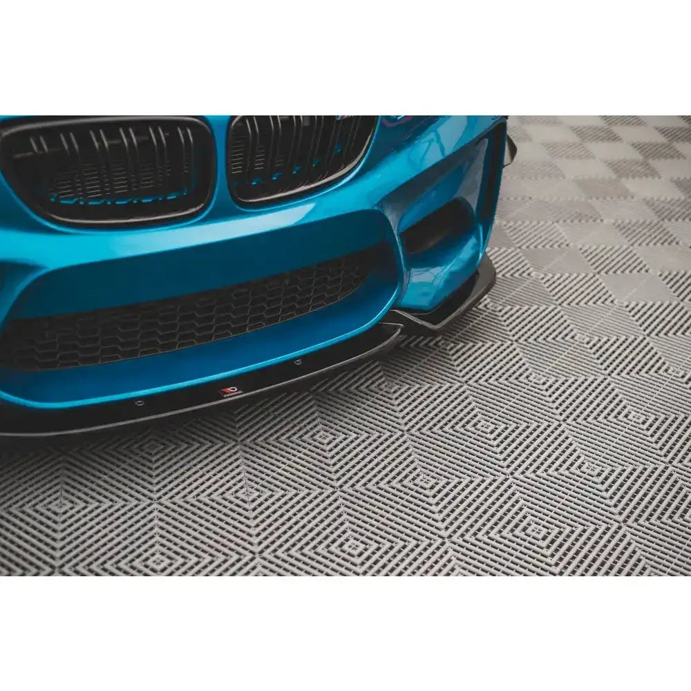 Frontsplitter på BMW M2 F87 V.2, sort materiale, nærbilde sett ovenfra med mønstrete underlag.