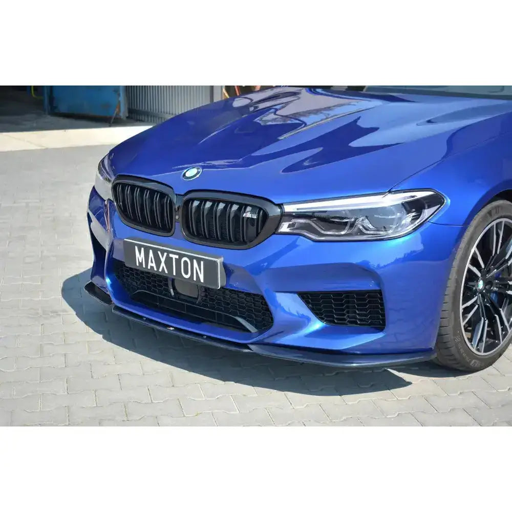 Frontsplitter til BMW M5 F90 V.2 i blå metallic med svarte luftinntak og Maxton-skilt.