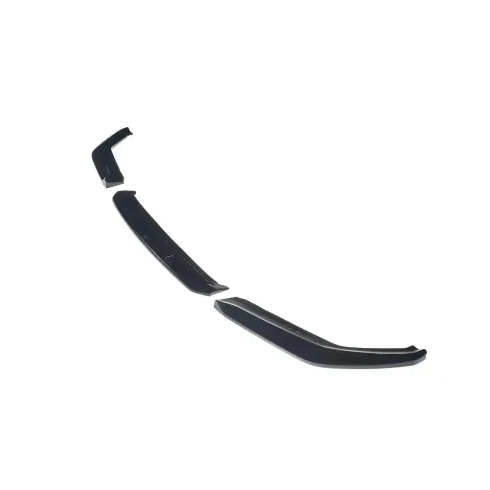 Front splitter til BMW M5 F90 V.2, tre svarte plastdeler med markerte kanter mot hvit bakgrunn.