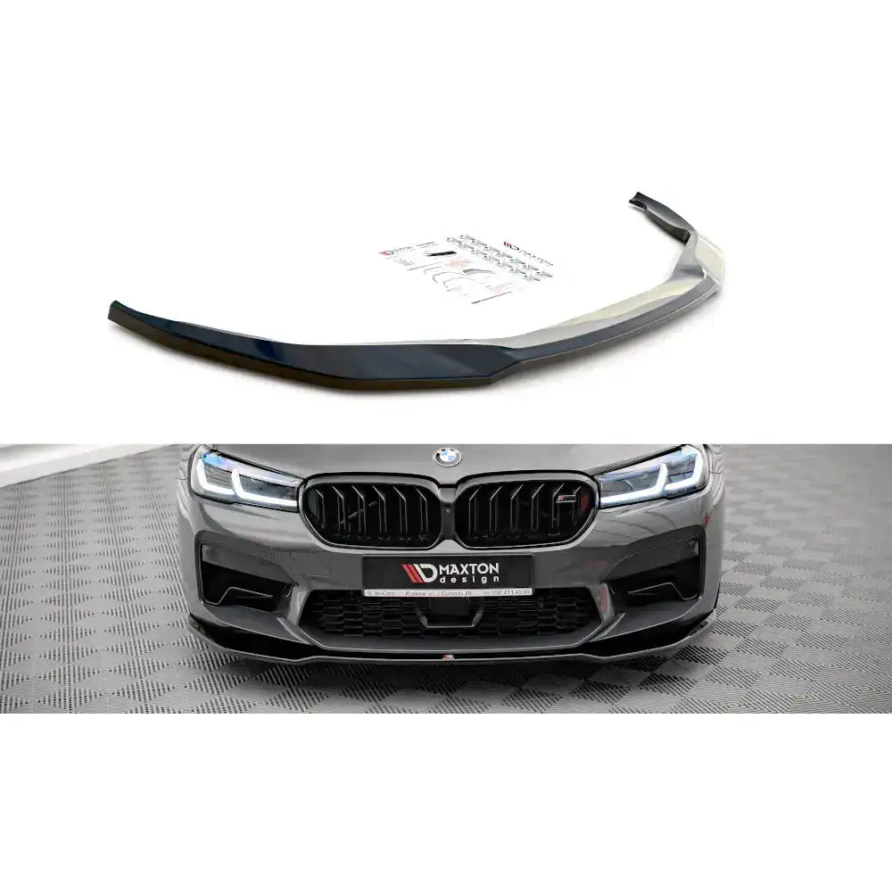 Frontleppe til BMW M5 F90 Facelift 20-, sort glanset splitter montert på grå sportslig bilfront.