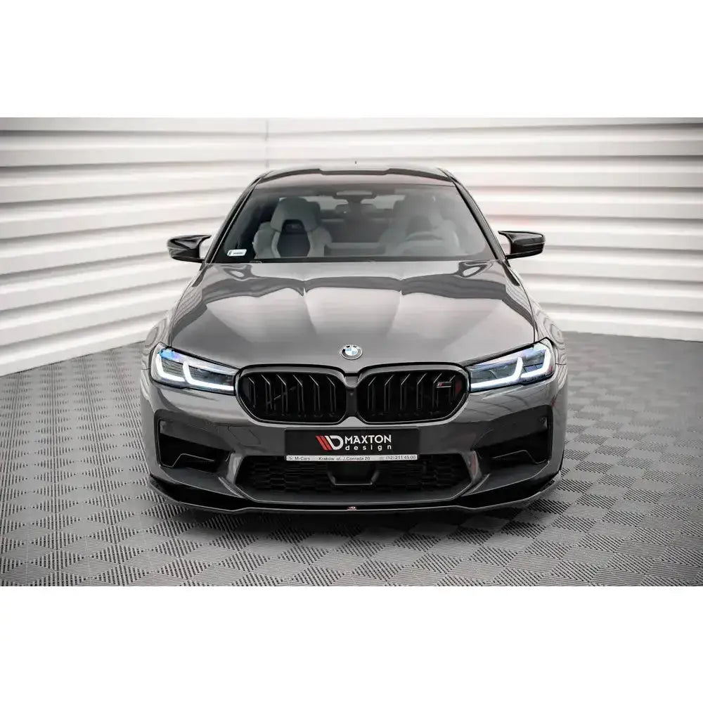 Frontspoiler på BMW M5 F90 Facelift med markante LED-frontlykter og svart grill sett forfra.