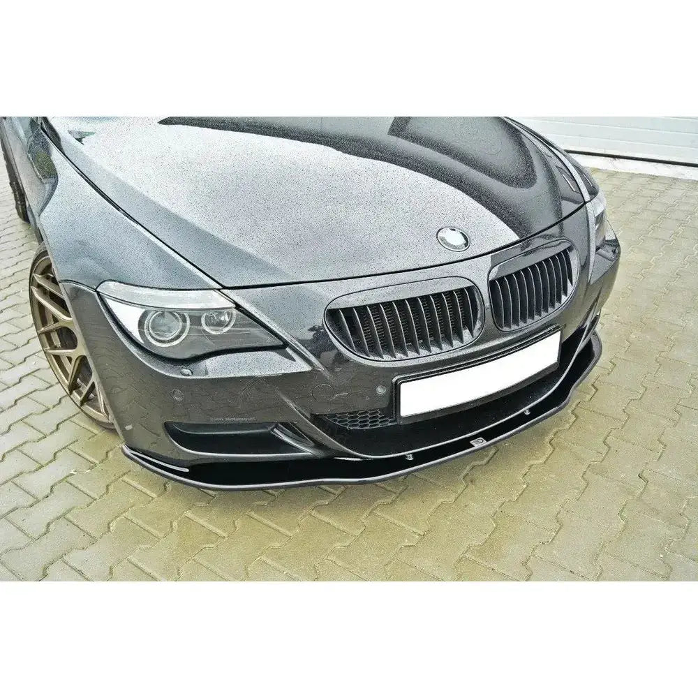 Frontsplitter til BMW M6 E63 V.2 montert under støtfanger på grå bil med svarte detaljer.