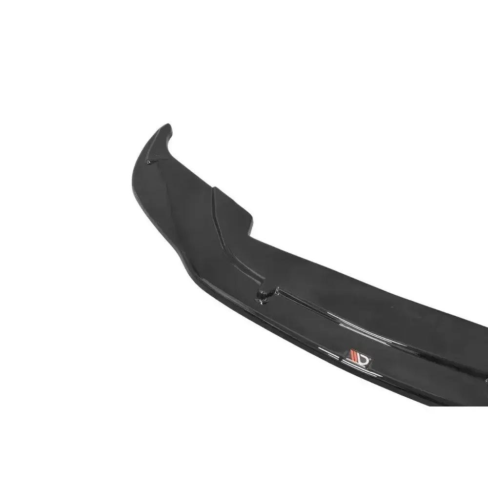Frontleppe V.2 BMW M6 E63 i sort, glanset plast med markant kant og logo med røde og hvite detaljer.