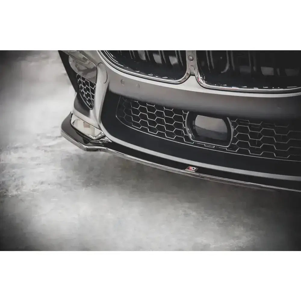 Frontspoiler til BMW M8 Gran Coupe F93 V.2 i sort og sølv med bikubemønstret grilldetalj.