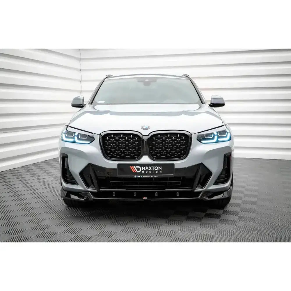 Frontsplitter på BMW X4 M-Pack G02 Facelift med sorte grilldetaljer og sportslig frontspoiler.