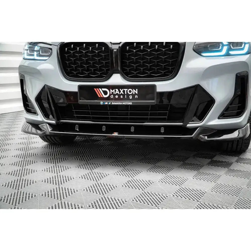 Front lip på sort frontsplitter til BMW X4 M-Pack G02 Facelift, montert på lysegrå bil forfra.