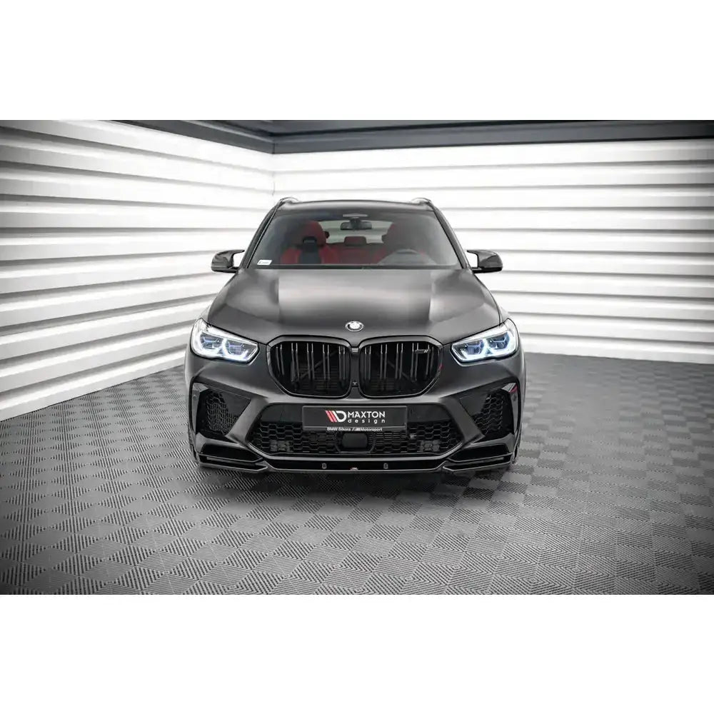 Frontspoiler på Bmw X5M F95 V.2 sett forfra med blå frontlykter og rødt interiør synlig.