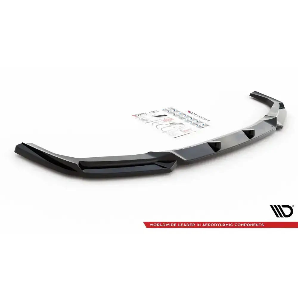 Front splitter til BMW X5M F95 V.2 sett fra skrå vinkel med monteringsutstyr og instruksjonsark.