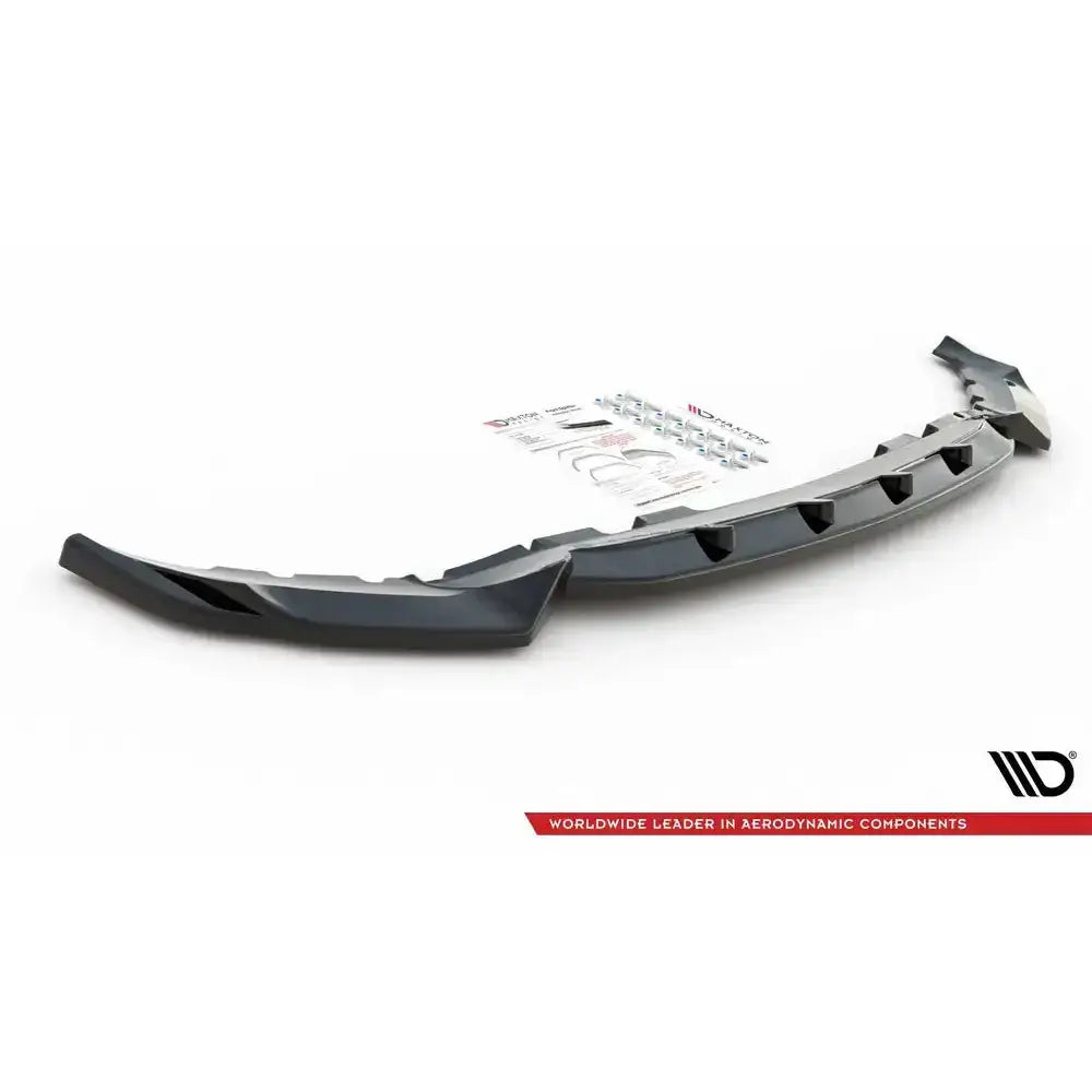 Front lip til BMW X7 M G07 V.2 i svart plast, skrå vinkel, med monteringsutstyr og instruksjoner.