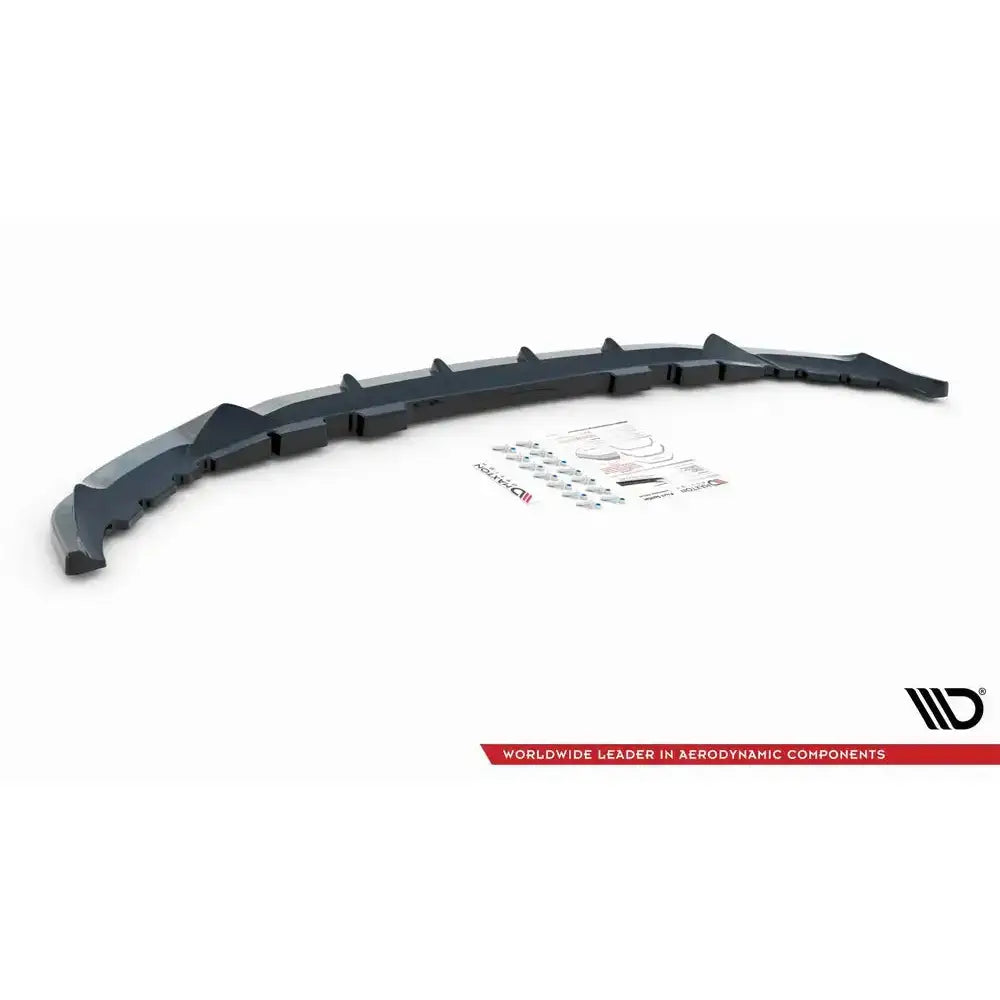 Front splitter til BMW X7 M G07 V.2 i sort plast med monteringsutstyr og instruksjoner foran.