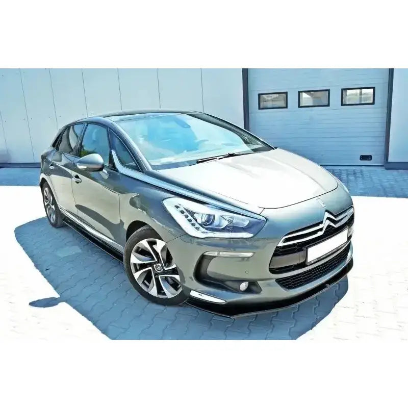 Frontspoiler på Citroen Ds5 Facelift V.2 sett skrått forfra med LED-lykter og aluminiumsfelger.