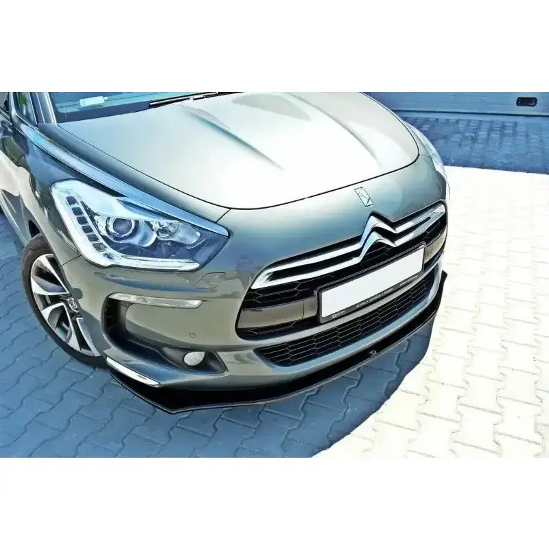 Frontsplitter på Citroen Ds5 Facelift V.2, nærbilde av støtfanger, grill og hovedlys med kromdetaljer.