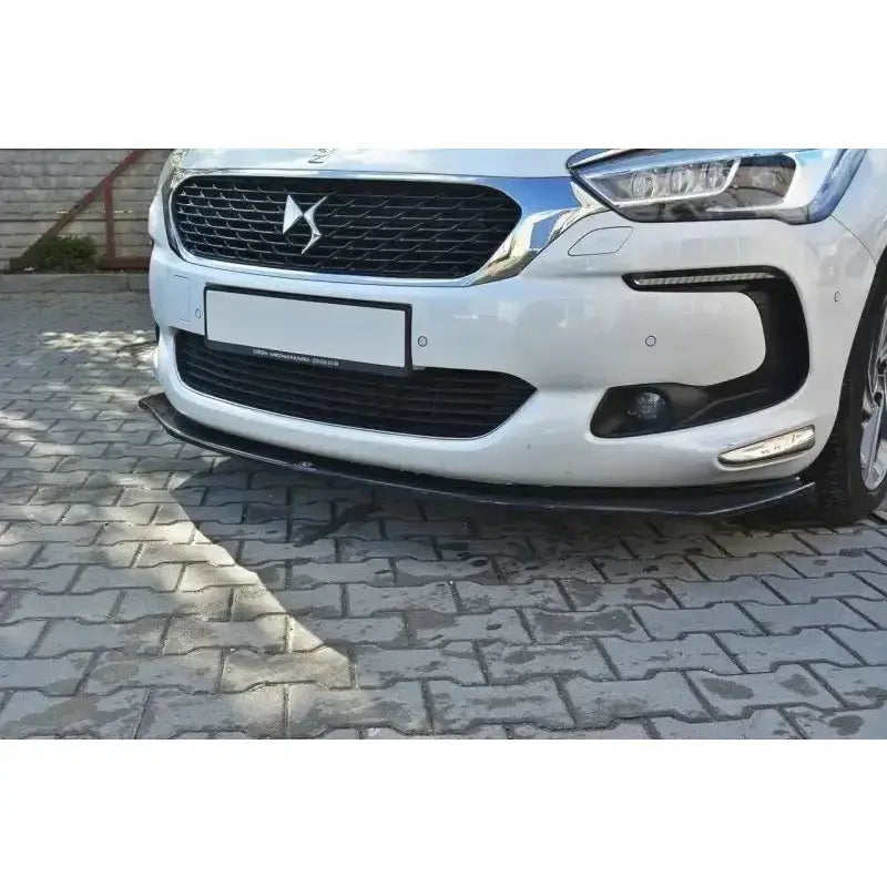 Front lip på Citroen DS5 Facelift V.2 montert under støtfanger, vist parkert på brostein.