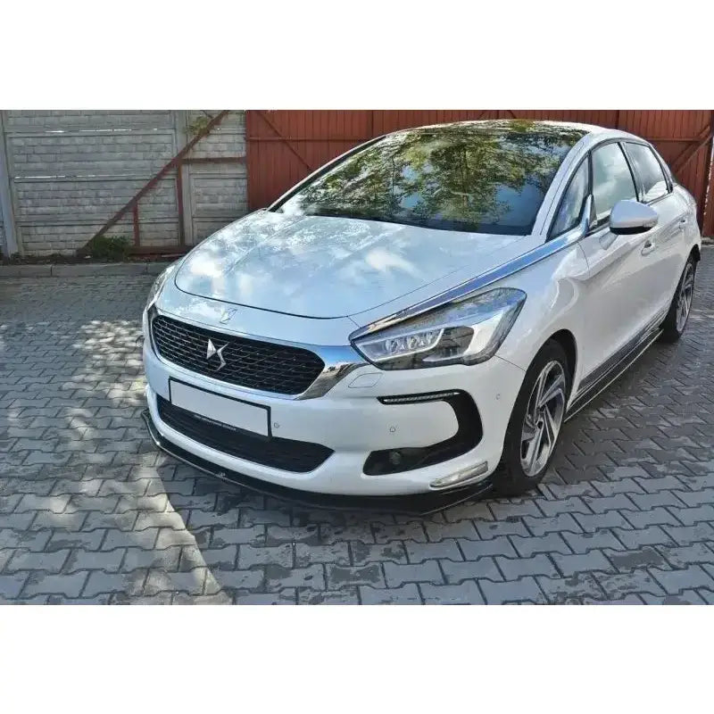 Front splitter på Citroen DS5 Facelift med LED-lykter, sort grill og kromdetaljer parkert på belegningsstein.