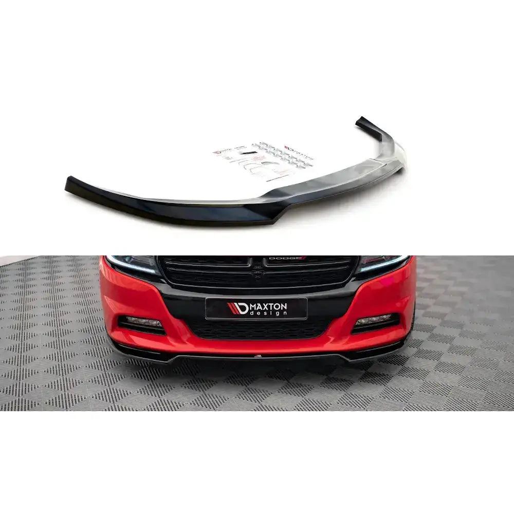 Frontleppe til Dodge Charger RT Mk7 Facelift, sort splitter med monteringsutstyr, vist på rød bil.