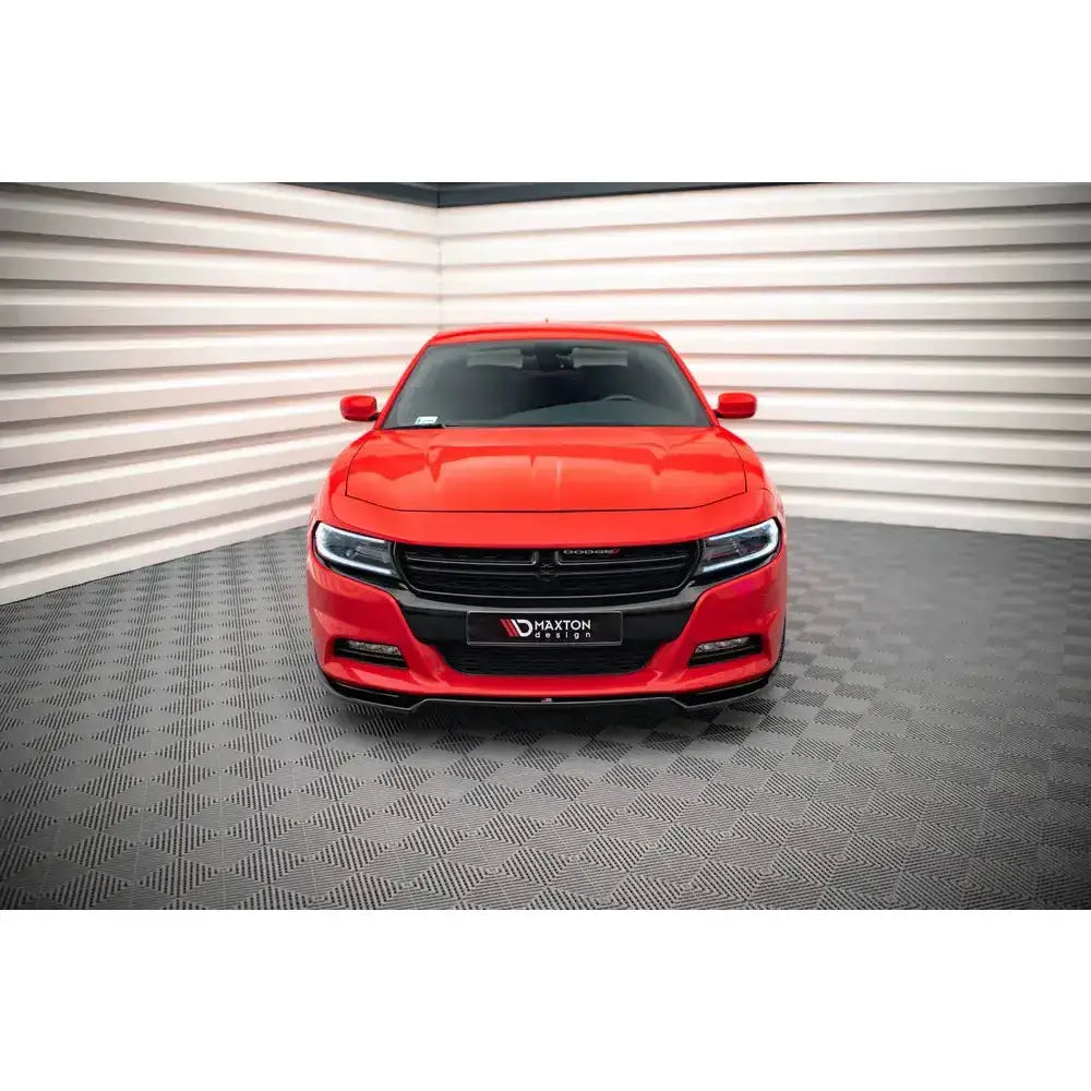 Frontspoiler på rød Dodge Charger RT Mk7 Facelift 14- sett forfra med sorte detaljer.