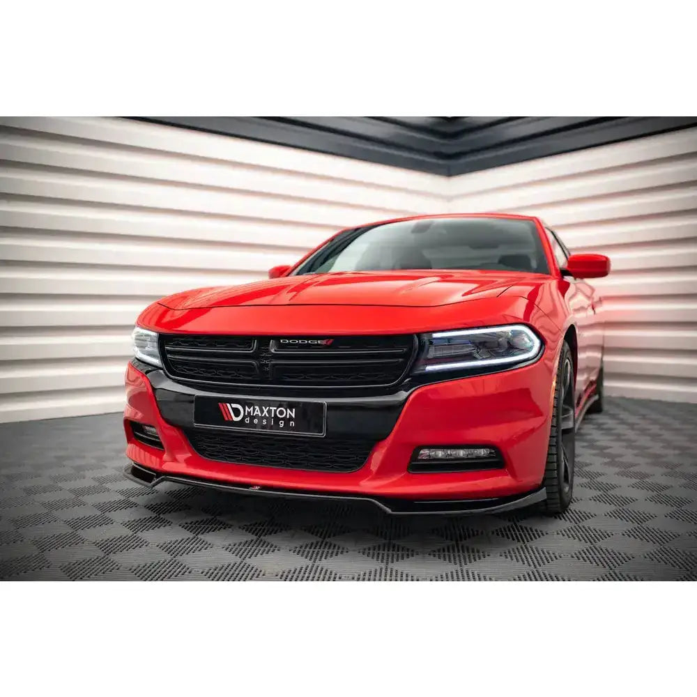 Frontsplitter på Dodge Charger RT Mk7 Facelift med sort grill og Maxton Design-logo, sett forfra innendørs.