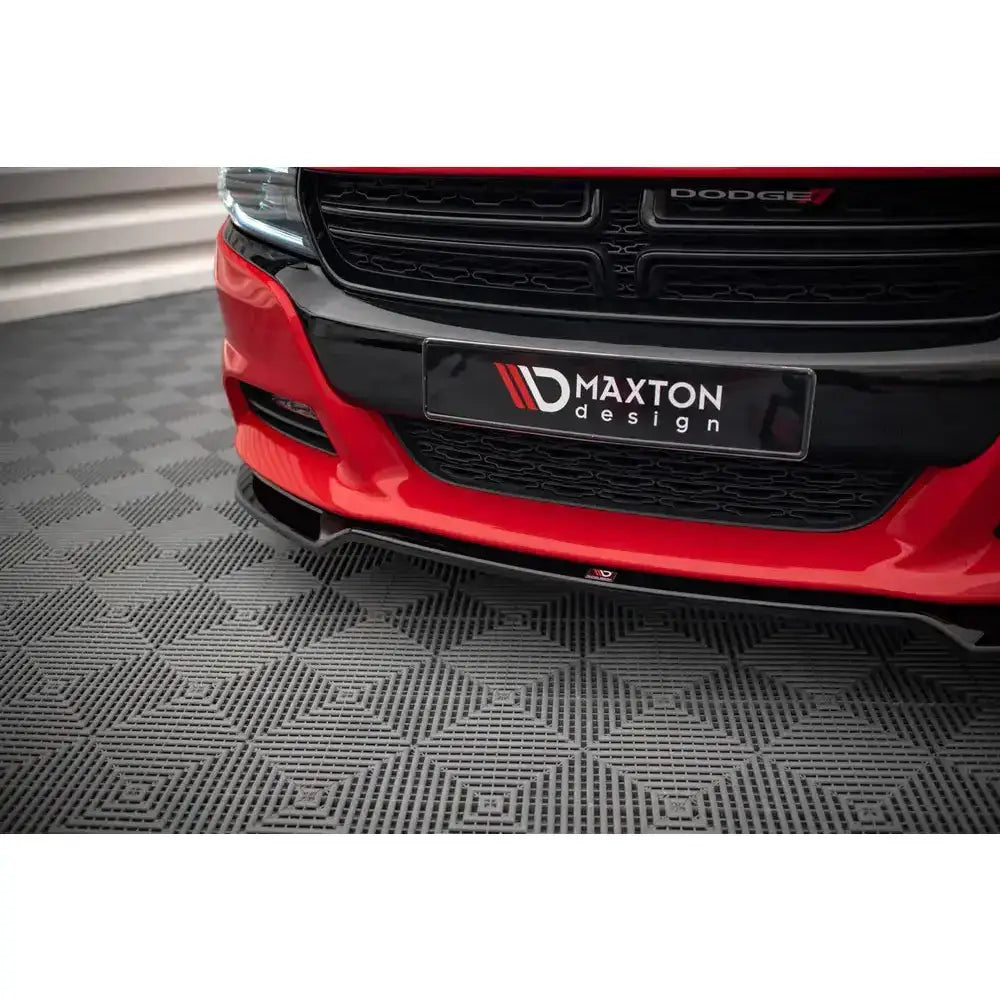 Front lip på Dodge Charger RT Mk7 V.2, rød bil med svart grill og Maxton design-skilt, lav vinkel.