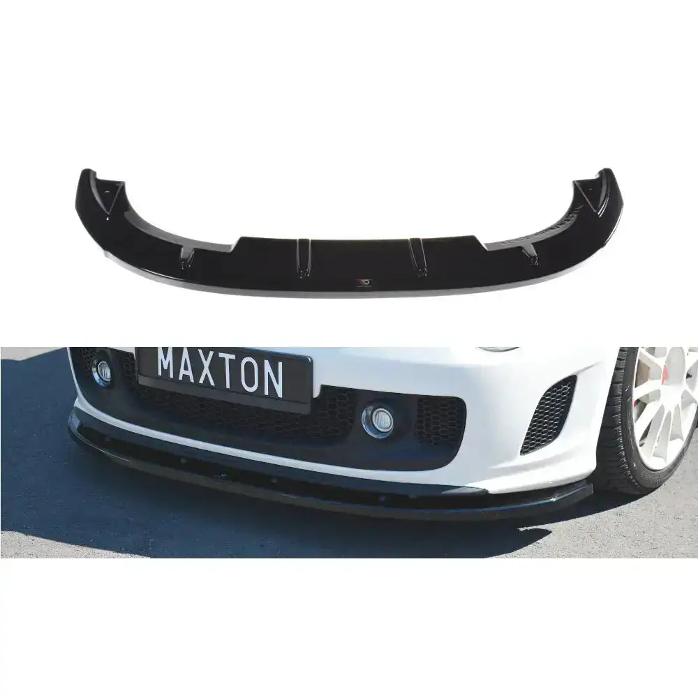 Frontleppe til Fiat 500 Abarth Mk1 i sort blank plast, avbildet separat og montert på hvit bil.