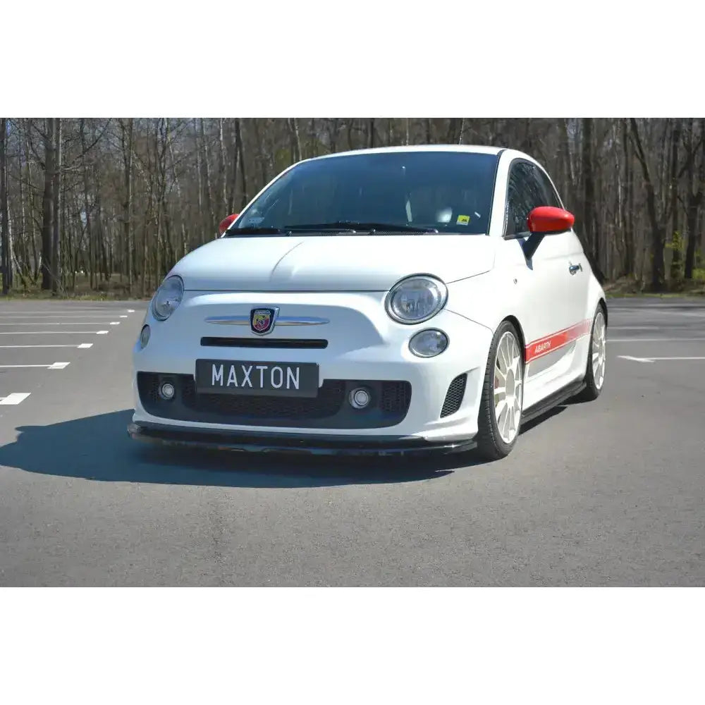 Frontspoiler på Fiat 500 Abarth Mk1 V.2 med røde speilhus og sorte felger, sett forfra i vinkel.