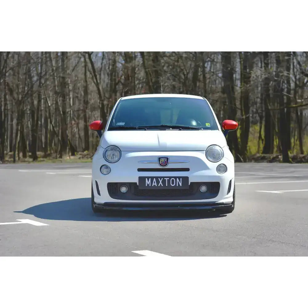 Frontsplitter på hvit Fiat 500 Abarth Mk1 med røde speil og svart spoiler, sett forfra.