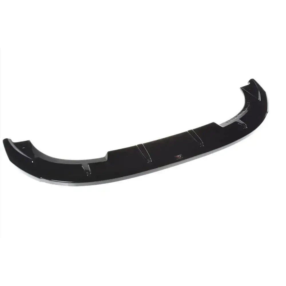 Front splitter til Fiat 500 Abarth Mk1, sort glanset plast med markerte linjer, sett skrått ovenfra.