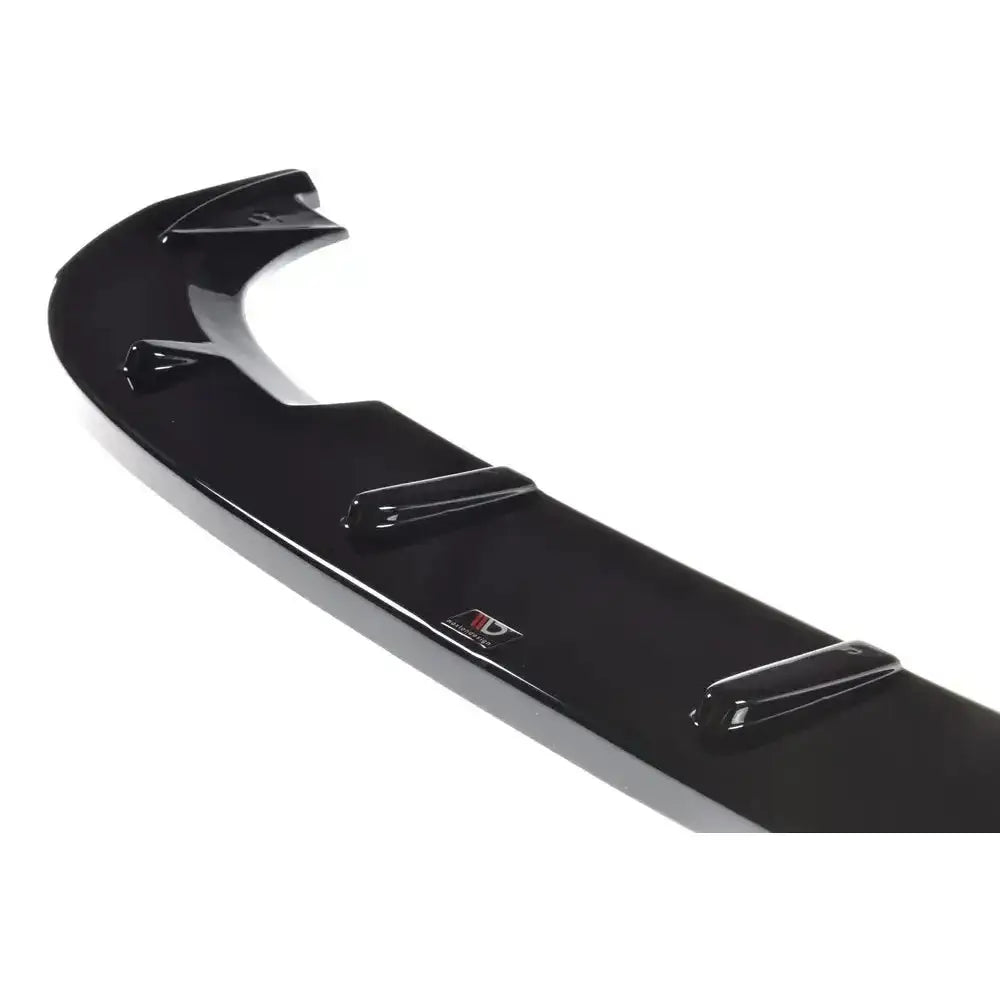 Frontspoiler til Fiat 500 Abarth Mk1 V.2 i sort, glanset plast med tre finner og logo, sett skrått.