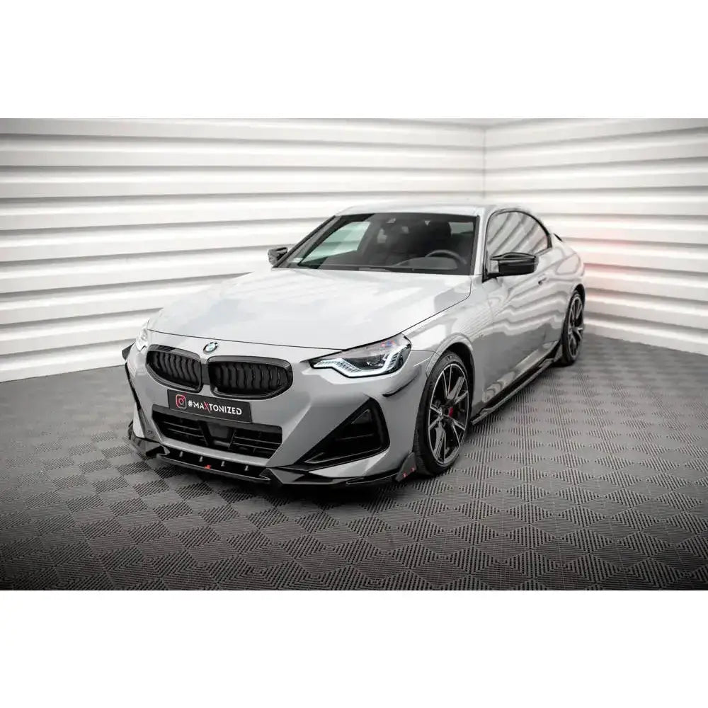 Frontsplitter på grå BMW 2 Serie Coupe M-Pack G42 med svarte detaljer og aggressive flaps.