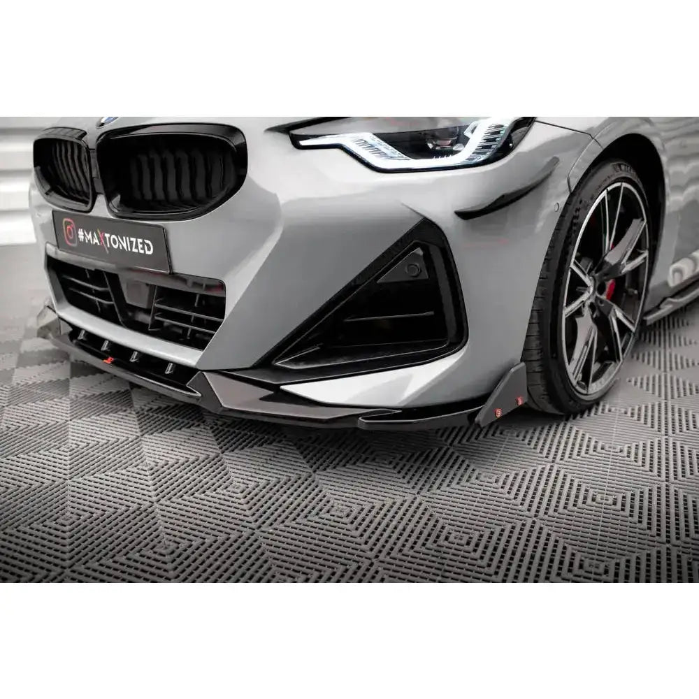Front lip på BMW 2 Serie Coupe M-Pack G42 med svart glanset spoiler og synlig LED-frontlykt.