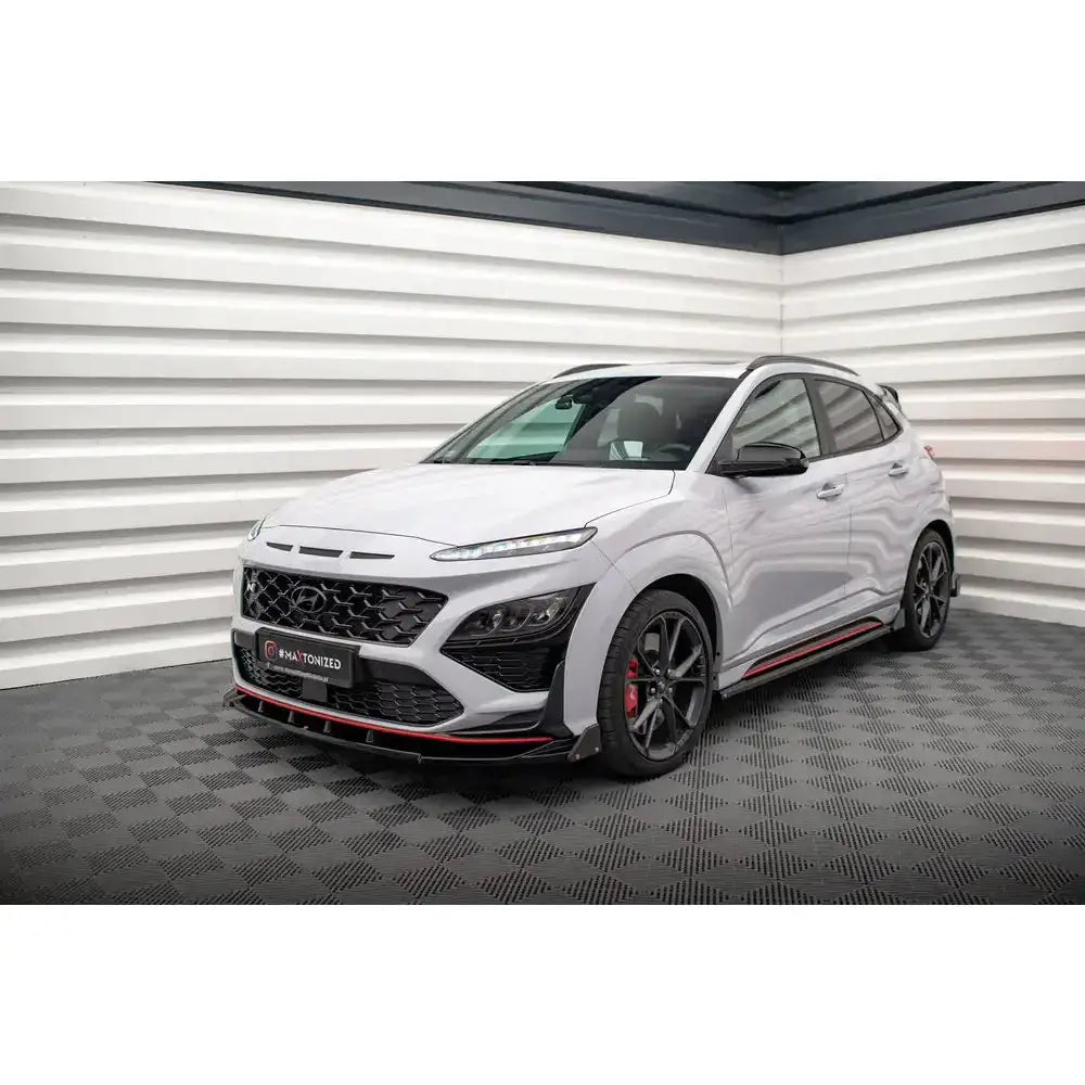 Frontspoiler på Hyundai Kona N Mk1 med svarte detaljer, røde bremsekalipere og store felger.