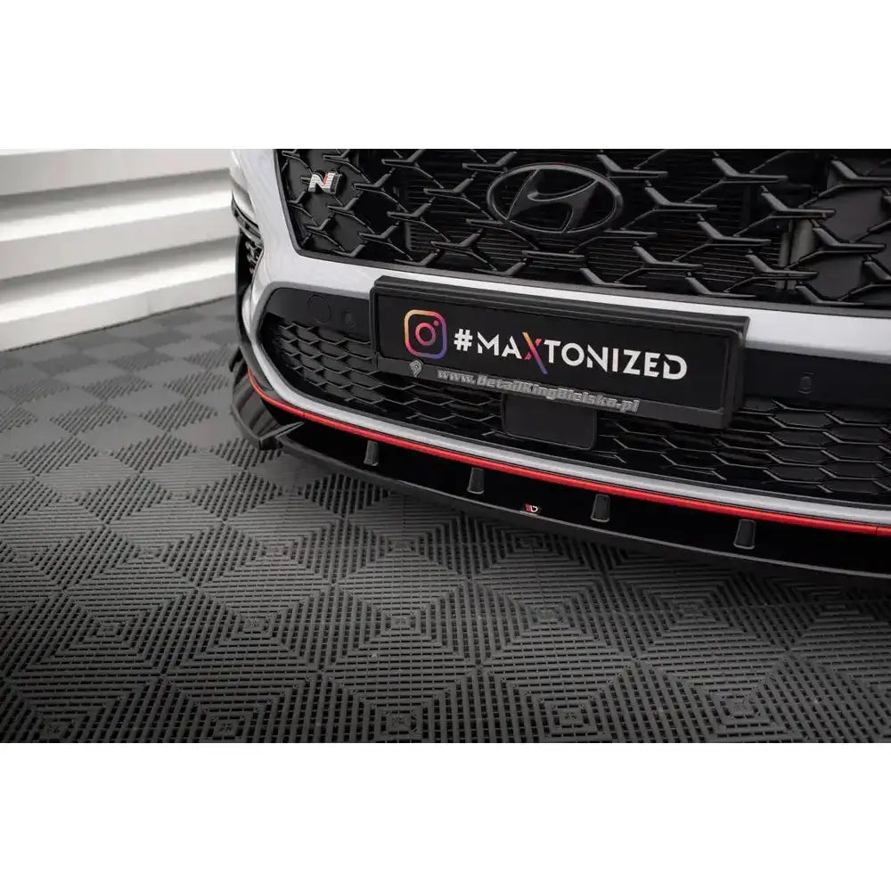 Frontsplitter til Hyundai Kona N Mk1 V.2 med røde detaljer og Maxtonized-skilt på matt gulv.