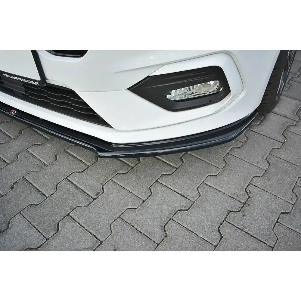 Front lip på Ford Fiesta Mk8 ST st-Line, svart spoiler montert på hvit frontfanger, sett fra skrå vinkel.