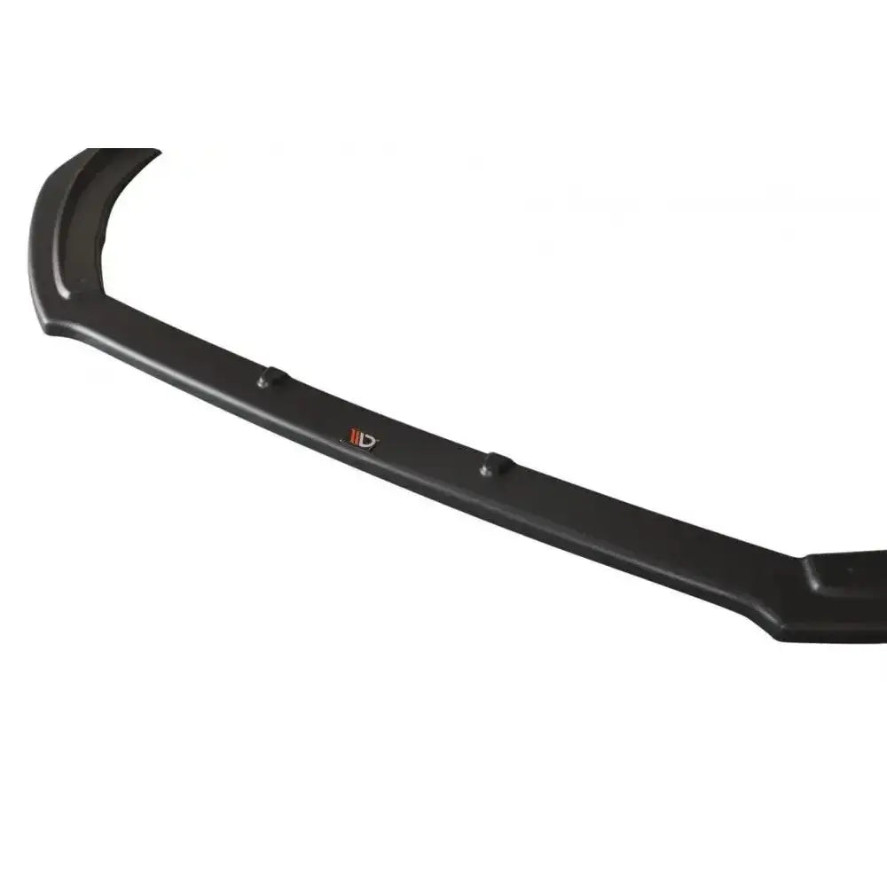 Frontspoiler for Ford Fiesta Mk8 St st-Line i sort plast, nærbilde med logo og festepunkter mot hvit bakgrunn.