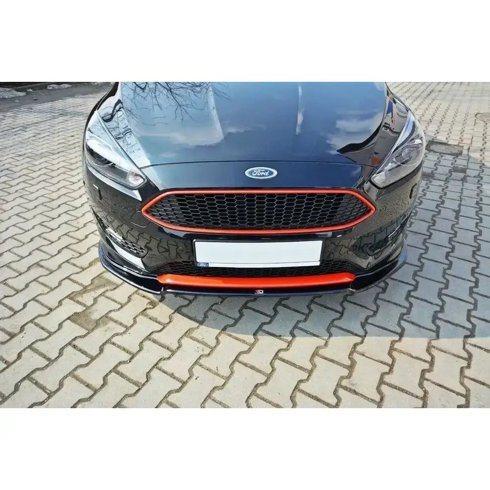 Frontspoiler på Ford Focus 3 St-Line V.2 med rød kant, sett forfra på brostein.
